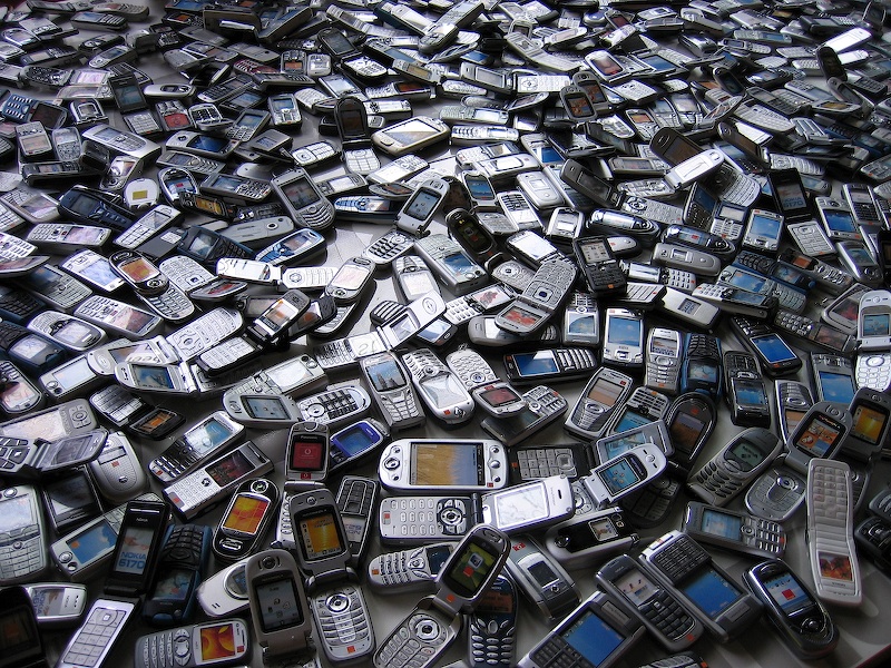 Sea of phones by Sascha Pohflepp